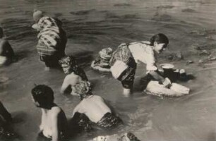 Guatemala. Atitlán-See (1560 m ü. NN). Badende Frauen an den heißen Quellen am Seeufer
