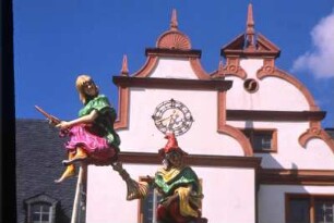Volksfest in Darmstadt : Hexenfiguren bei einem Volksfest in Darmstadt. Aufgenommen ca. 1993