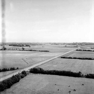 Vogelperspektive: Blick nach Osten vom Getreidesilo der Mühle W. F. Stoltenberg am Bahnhof: Kreisstraße Richtung Eichede