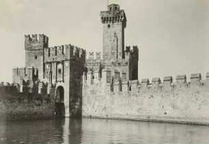Sirmione (Italien). Scaligerburg (13./14. Jahrhundert, 1409 erstmals erwähnt). Südseite (Seeseite)