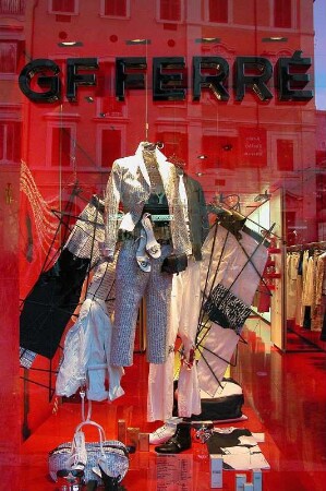 Rom - Schaufenster mit Modeartikeln : Warenangebot in Rom, aufgenommen im April 2004