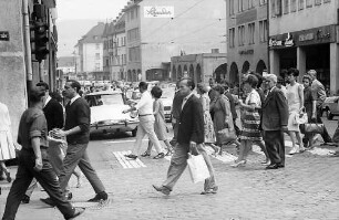 Freiburg: Publikum überquert die Kaiser-Joseph-Straße auf dem Zebrastreifen
