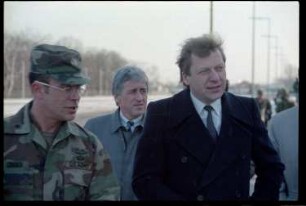 Fotografie: Besuch von Eberhard Diepgen, Regierender Bürgermeister von Berlin, in den McNair Barracks in Berlin-Lichterfelde