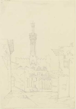 Blick durch eine Straßenpartie auf eine ägyptische Moschee