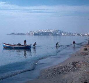Athen. In der Bucht von Fáliron. Blick zum Kastella-Hügel des Piräus. Dic65. Att74