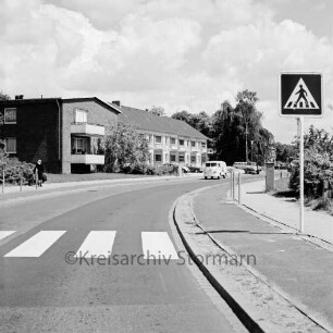 Bogenstraße: Wohnblocks: Grünflächen: Fußgängerüberweg mit Zebrastreifen und Hinweisschild