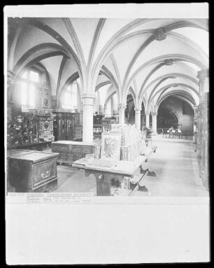Saal mit Keramik und Truhen
