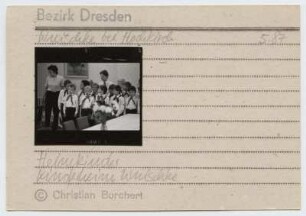 Christian Borchert (1942-2000). Karteikarte, beklebt mit einem Kontaktabzug, handschriftliche Notizen "Wuischke b. Hochkirch 5.87, Heimkinder Kinderheim Wuischke"