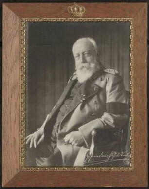 Großherzog Friedrich I. in Uniform, sitzend, Kniestück.