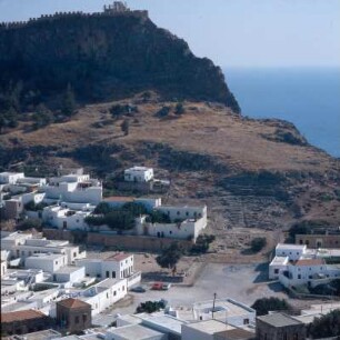 Lindos (Rhodos). Theater, Das antike Theater am Südwesthang des Akropolis-Felsens