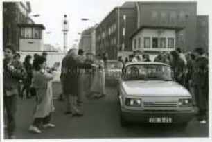 DDR-Bürger passieren den Grenzübergang "Checkpoint Charlie"