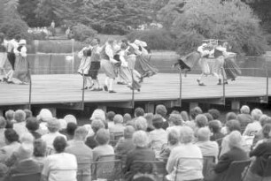 Gastspiel der schwedischen Volkstanzgruppe aus Nyköping auf der Seebühne im Stadtgarten