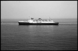 Puttgarden: Blick aus der Übergangshalle auf Fährhafen [Fähre Dronning Ingrid auf See]