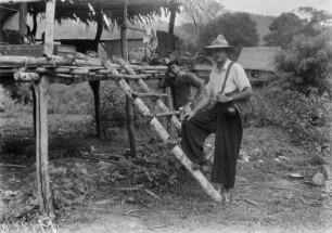 Egon von Eickstedt vor Hütte (Deutsche Ostasien-Expedition 1937/1939)