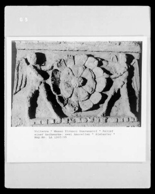 Relief einer Ascheurne: zwei Amoretten