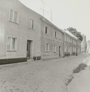 Wohnhäuser : Beeskow (Landkreis Oder-Spree), Klosterstraße. Wohnhäuser. Straßenansicht, im Hintergrund der Luckauer Torturm (Dicker Turm; 1321)