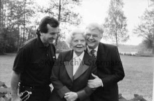 Kultur: Schauspielerin Heidi Kabel, Couturier und Chansonnier Jürgen Hartmann, Trompeter Peter Beil: aus Anlass eines Auftritts bei Veranstaltung am See: 21. Mai 1999