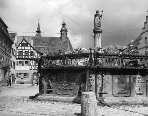 Marktbrunnen : Feuchtwangen. Marktplatz mit Marktbrunnen (1727; C. F. Braun )