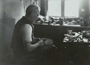 Schuhmacher bei der Arbeit, Frauenstein, 1938