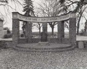 Rondell mit Gedenkstein für den antifaschistischen Widerstand : Rondell mit Gedenkstein für den antifaschistischen Widerstand (nach 1945). Mühlberg (Elbe), Schloßplatz
