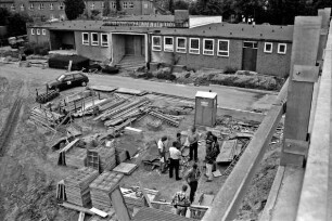 Bahnhof: Bahnhofsgebäude, davor Baustelle für Neubau