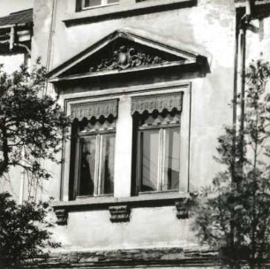 Dresden-Cossebaude, Heinrich-Mann-Straße 3. Wohnhaus (um 1900). Zwillingsfenster mit Bekrönung (Erdgeschoß)