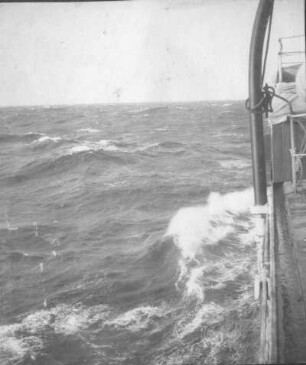 Gischt der Bugwelle eines Schiffes. Blick von Bord längsschiffs