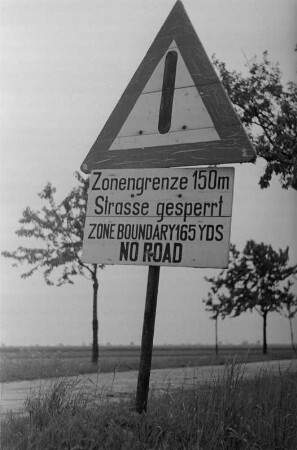 Empfang von Delegierten der Westdeutschen FDJ zum Deutschlandtreffen der Jugend in Berlin an der Zonengrenze : Hinweisschild zur Zonengrenze