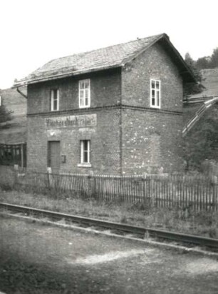 Markersbach. Bahnhof. Wohnhaus (ehemaliges Stellwerk?). Ansicht über die Gleise