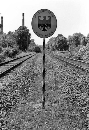 Deutsch-polnische Grenze, 1992. Neues Grenzschild an der Neiße-Brücke in Forst