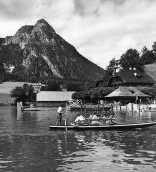Schönau am Königssee. Bootsanlegestelle am Hotel Schiffmeister. Ansicht vom See mit Grünstein (1304 m)
