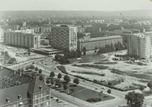 Dresden. Blick vom Rathausturm nach Nordosten über die Wohnblöcke an der Ernst-Thälmann-Straße zu den Neubauten am Pirnaischen Platz
