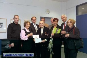 Verleihung des Verdienstkreuzes am Bande an Johannes Hegenbarth (Hannes Hegen), Senatsverwaltung für Kultur, Brunnenstraße (Mitte)