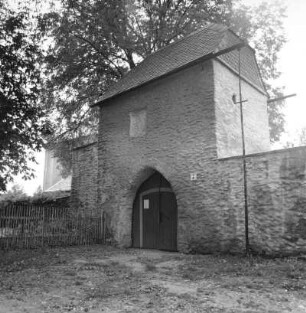 Hainichen-Bockendorf. Torhaus mit zweiflügeligem Tor. Straßenansicht mit Einfriedung