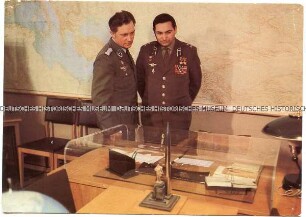 Waleri Bykowski und Sigmund Jähn beim Besuch des Gagarin-Museums in Moskau