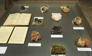 SLUB, Ausstellung "Gespräche mit der Erde. Geowissenschaften in Sachsen" : Ausstellungspräsentation im Buchmuseum. Ausstellungsvitrine mit Mineralien