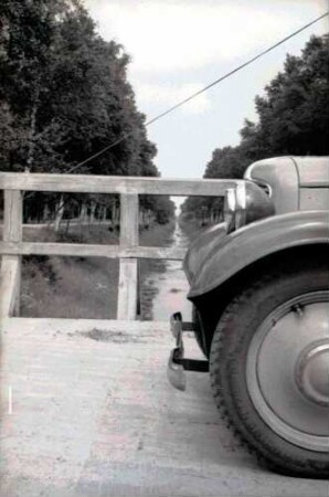 Gnarrenburg: Oste-Hamme-Kanal neben Landstraße bei Gnarrenburg, [Auto] auf Brücke davor