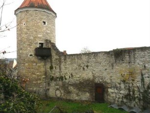 Stadtbefestigung-Ansicht im Osten-Rathausgassenturm (runder eingestellter Wehrturm von Nordosten mit anschließender Stadtmauer (Wehrgang im 18 Jh abgetragen) über Feldseite in Übersicht