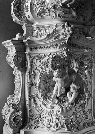 Ofen : Ofen. Keramik (um 1892). Detail mit Puttenpaar. Rudolstadt. Schloss Heidecksburg, Goldener Salon