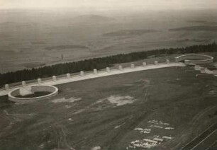 Weimar-Buchenwald. Nationale Mahn- und Gedenkstätte der DDR (1954-1958; seit 1992: Gedenkstätte Buchenwald). Blick vom Glockenturm auf die Straße der Nationen und die Ringgräber