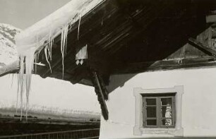 Obergurgl (Österreich). Dachrand mit Eiszapfen an einem Tiroler Bauernhaus