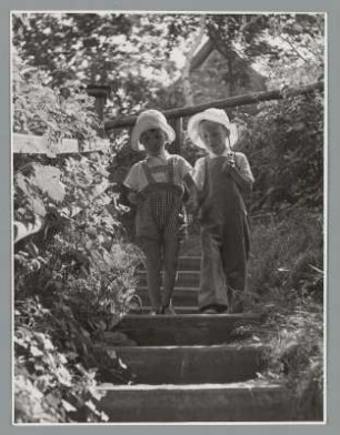 Zwei Jungs gehen eine Treppe herunter