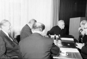 Freiburg: Katholische Akademie, Bischöfe am Tisch, Landesbischof Class, Stuttgart; Erzbischof Dr. Schäufele, Freiburg; Generalvikar Schlund; Weihbischof Gnädinger