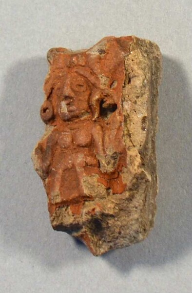 Figurine en argile (fragment de récipient)