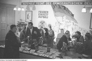 Dresden, Bodenbacher Straße. "Aufklärungslokal" der Nationalen Front (NF), 1951