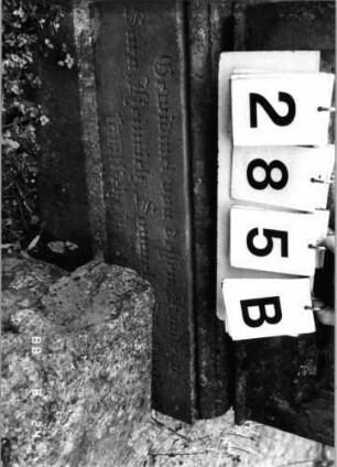 Grabstein 285 (Index: 100095743) Maße HxBxT: 170x66x32 cm Symbolik: Trauerkranz: Grabstein 285B