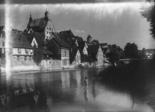 Besigheim. Blick über die Enz zum Stadtzentrum mit Rathaus (1459)
