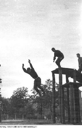 Mitglieder einer Baubrigade bei der vormilitärischen Ausbildung : Deutsche Demokratische Republik. Mitglieder einer Baubrigade bei der vormilitärischen Ausbildung