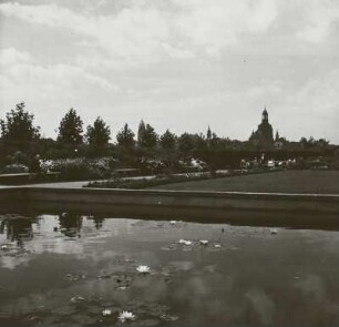 Königsufer. Brunnenbecken und Grünanlage