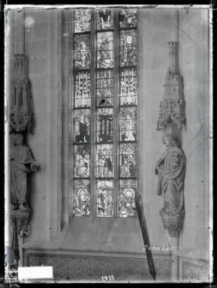 Stiftskirche; Glasfenster und Apostelfigur Johann (Stein)
